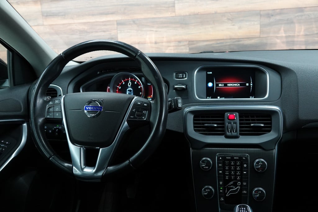 Volvo V40 2.0 t3 momentum | cruise | pdc | leder |