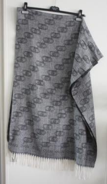 Grijze sjaal met schakelprint