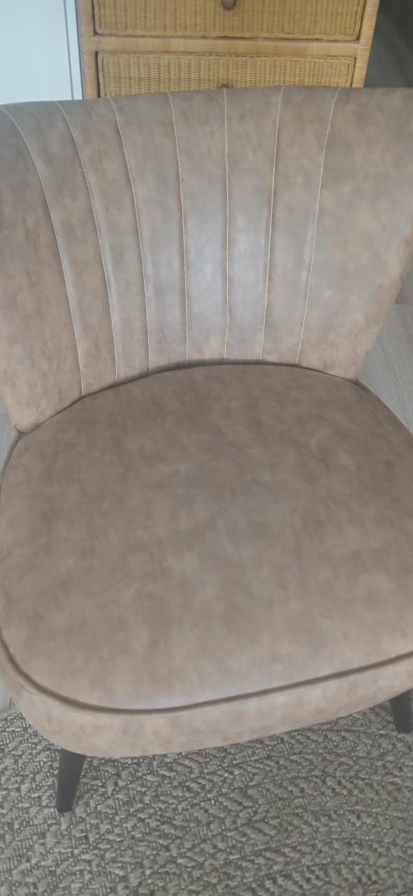 Bruin stoeltje in goede staat, voor woon- of slaapkamer. Kleur: lichtbruin.
