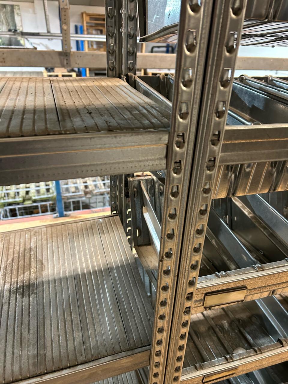 Industriële magazijnstellingen, verzinkt en degelijk uitgevoerd.