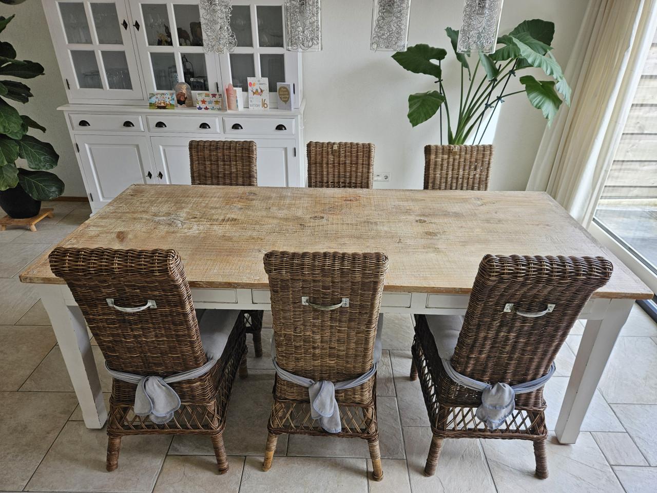 Eettafel met 6 eetstoelen