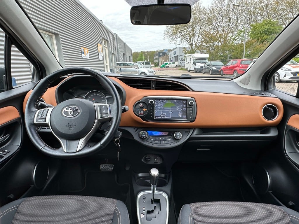 Toyota Yaris 1.3 vvt-i style automaat camera cruise control navi bluetoo