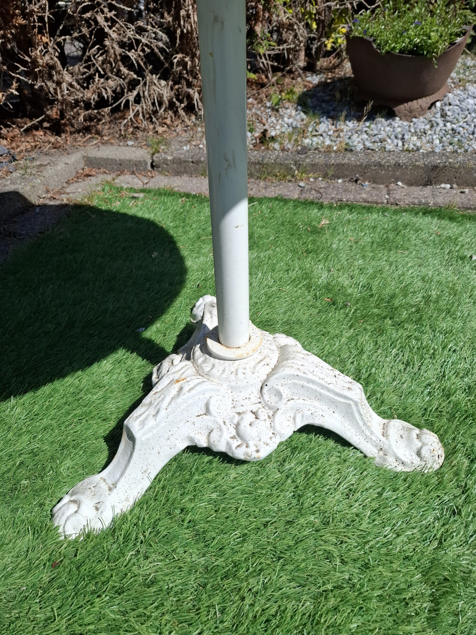 Gietijzeren tafel met metalen blad