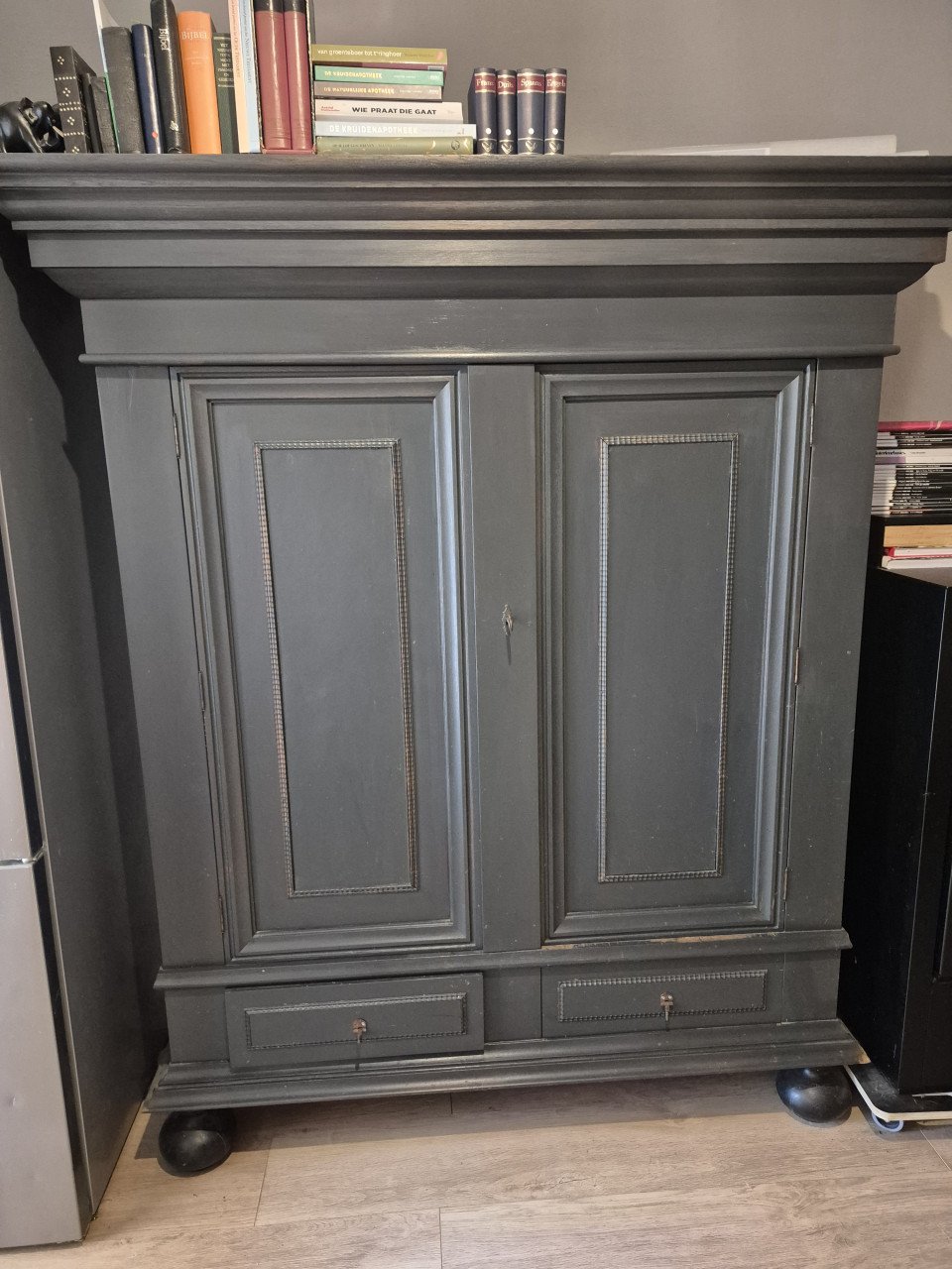 Te koop grijze brocante kast