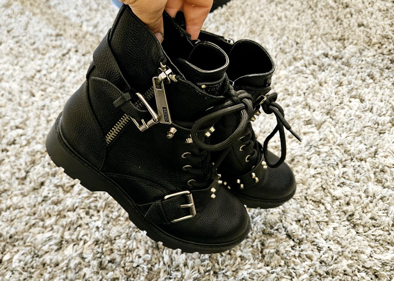 Zwarte GUESS veterlaarzen met gespen en studs