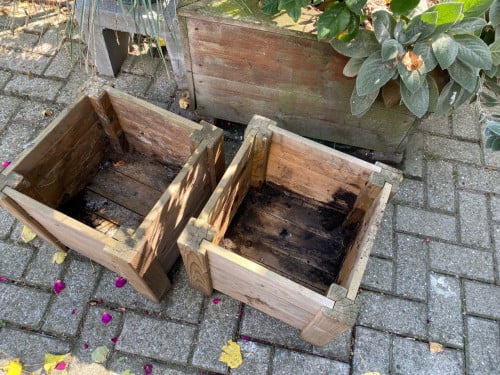 Twee plantenbakken
