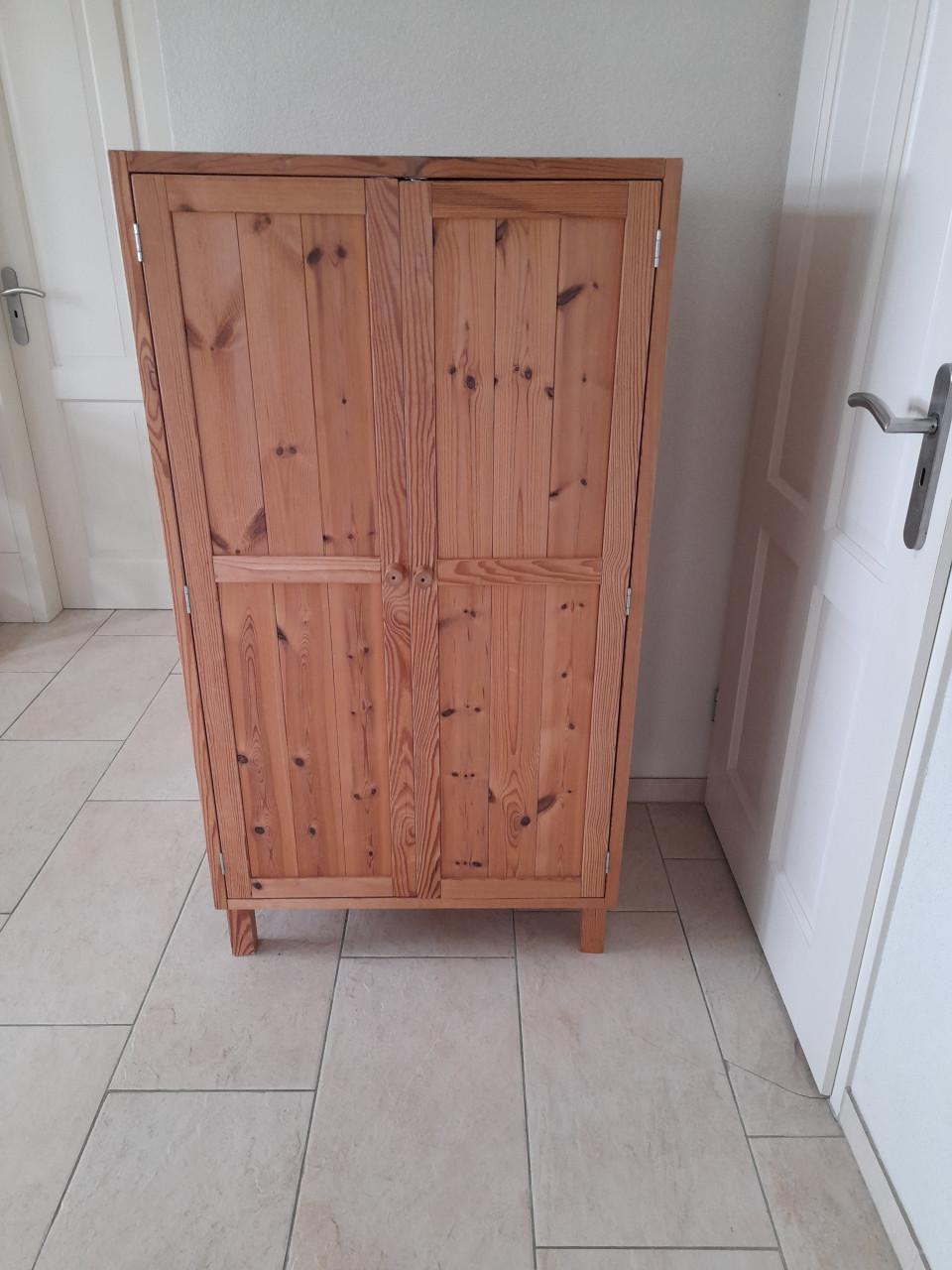 Massief houten Linnenkast   75 x 52 x 136H (in goede staat )