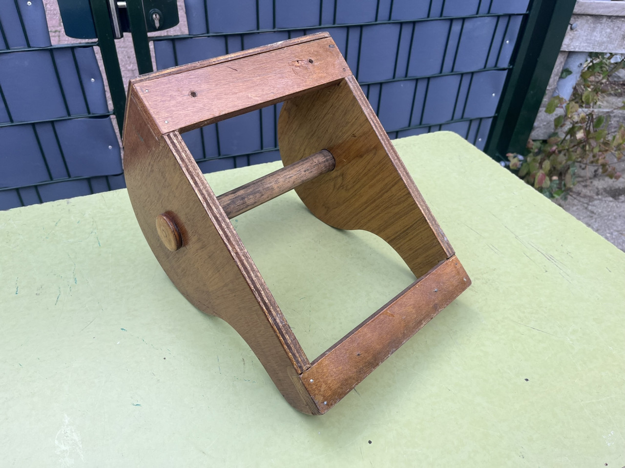 Rolhouder van hout met haakjes