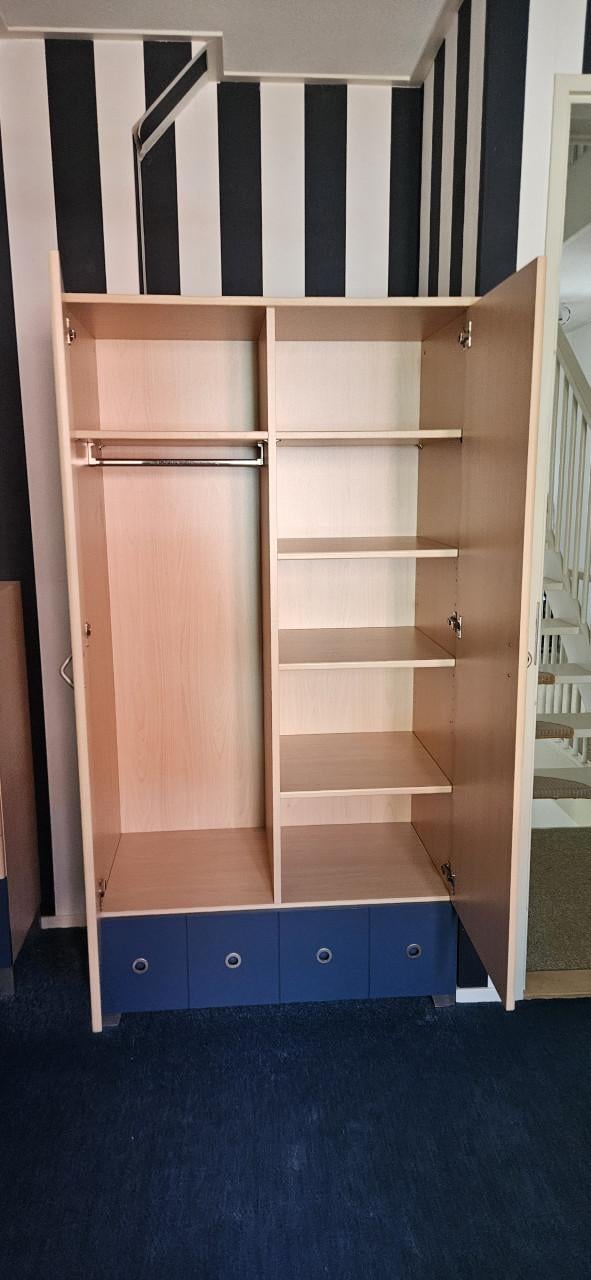 Ruime hang/leg kledingkast - ook geschikt voor kinderkamer