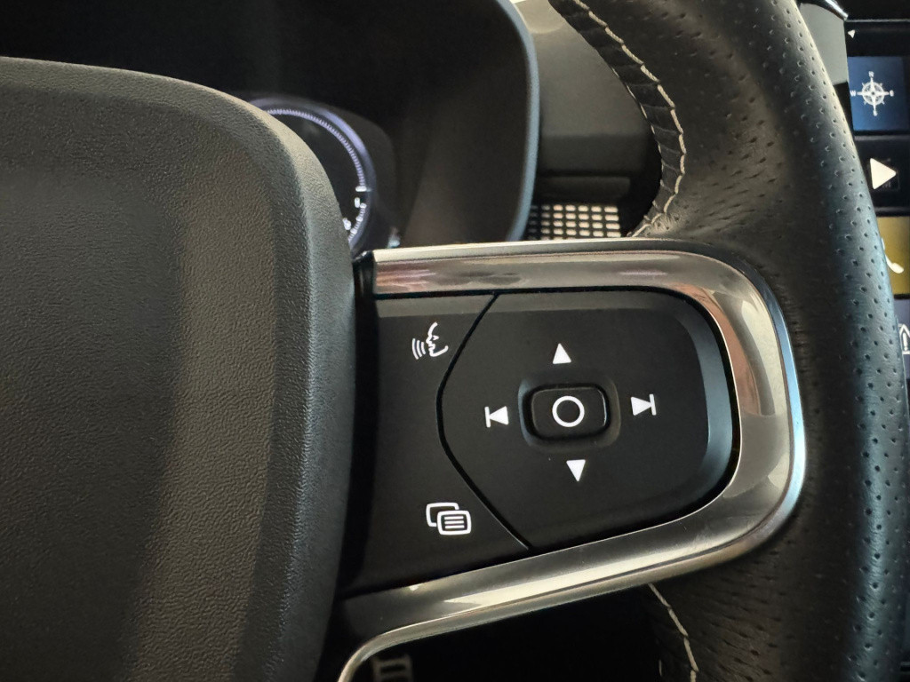 Volvo XC40 1.5 t4 recharge r-design black edition