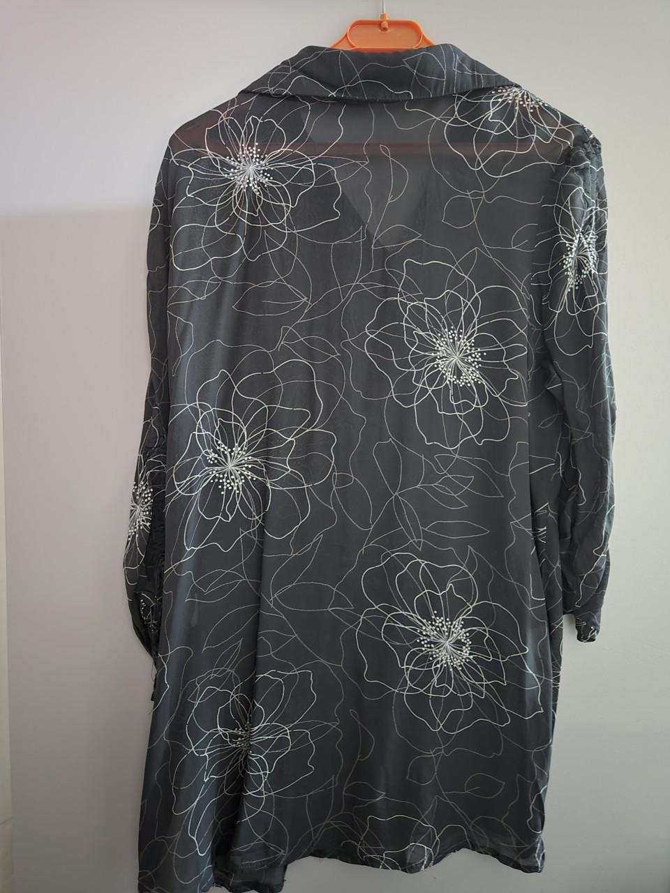 Zwarte, doorschijnende blouse van M&S . Maat 42
