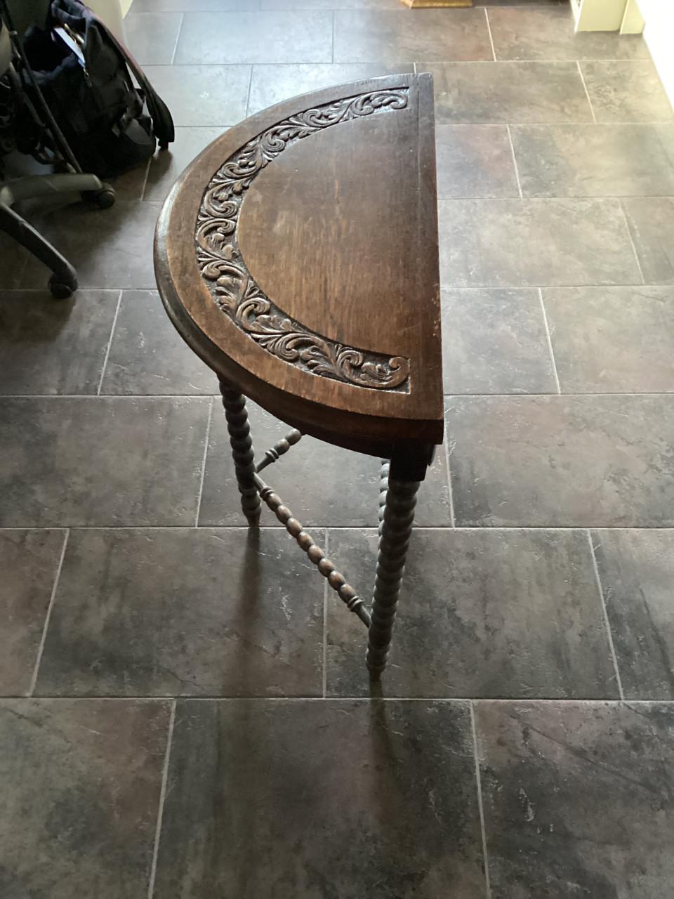 Ouderwets half rond tafeltje