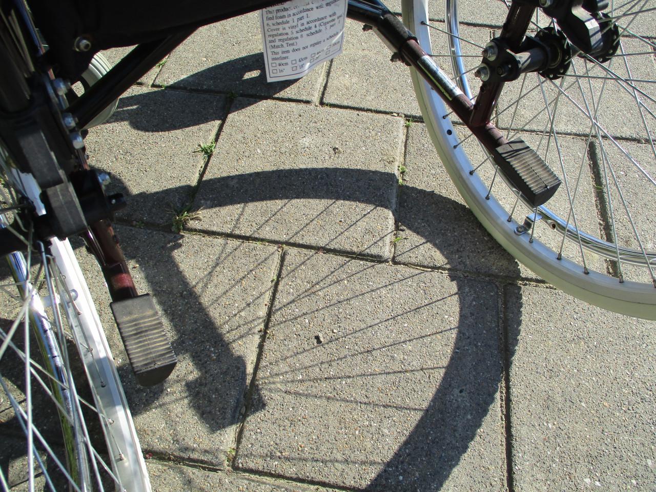 Te koop rolstoel met voet EN beensteunen