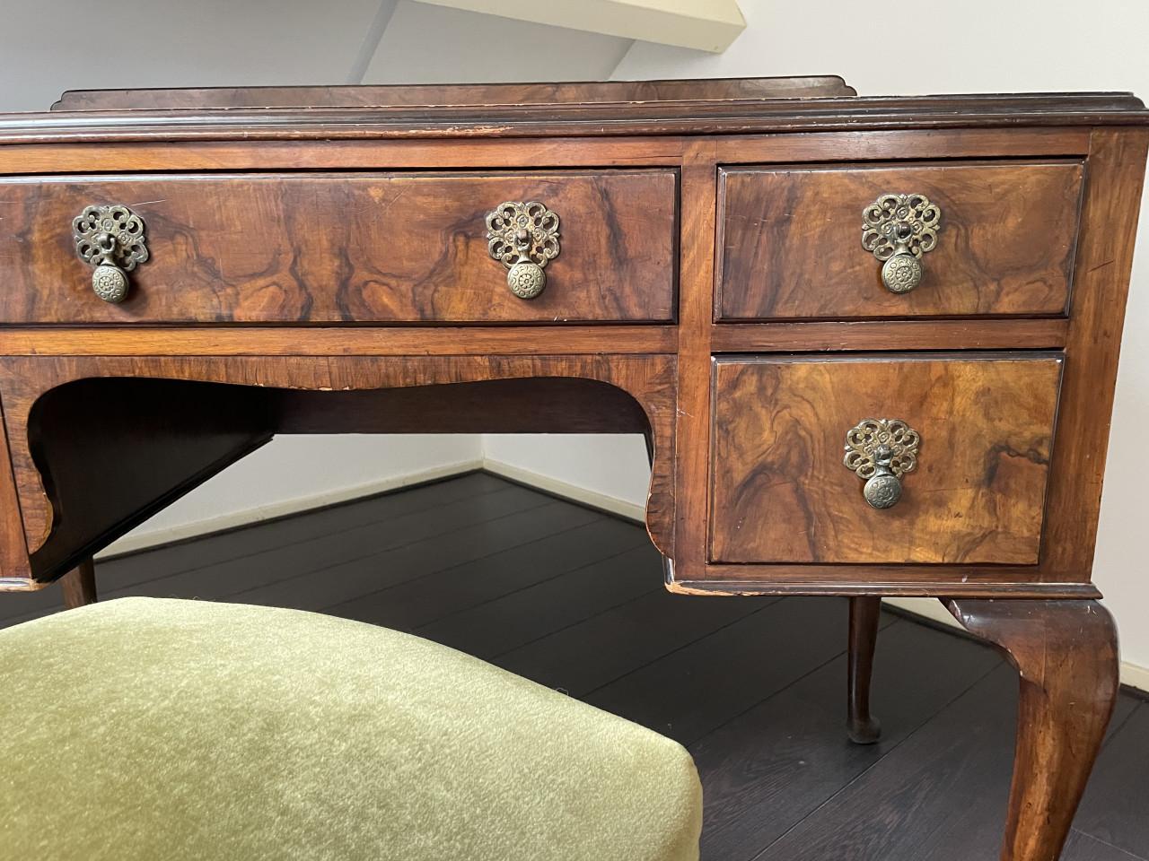 Antiek bureau + stoel