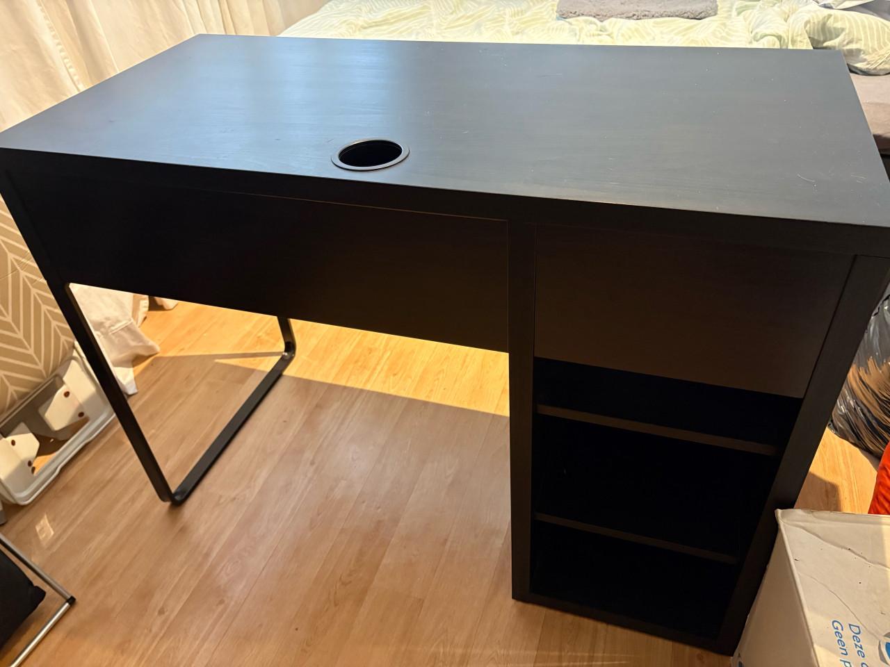 Zwart bureau met lades en kast