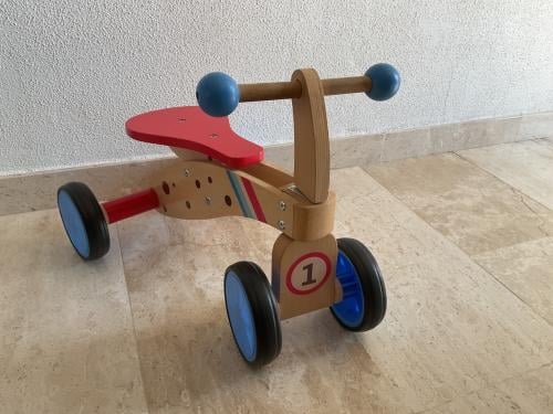 Houten loopfietsje