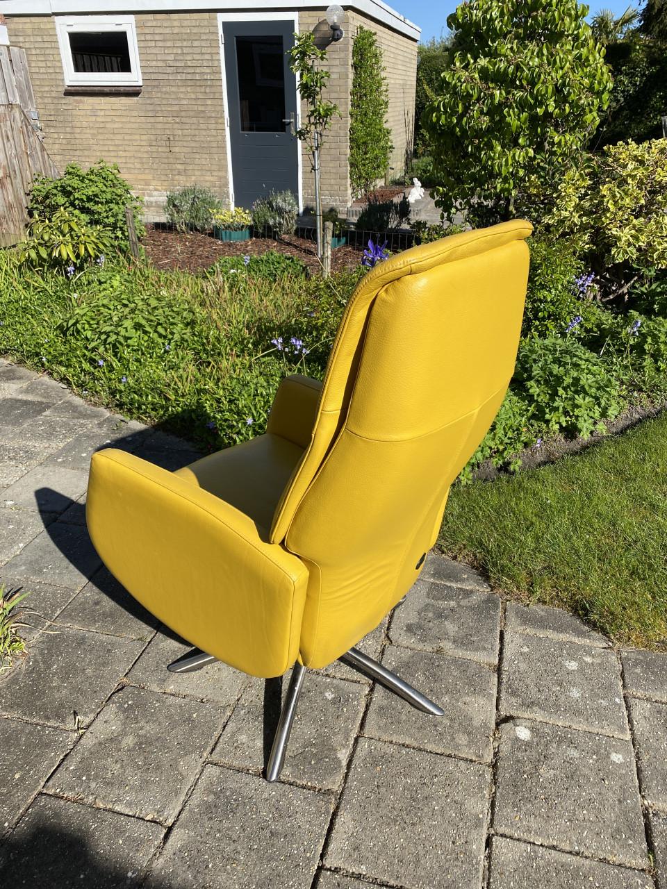 Sta-op stoel met 2 motoren en lederen bekleding. Opbrengst naar: Rode Kruis