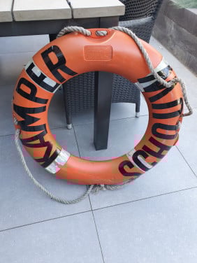 Prachtig vintage massief oranje reddingsboei met dikke touw....