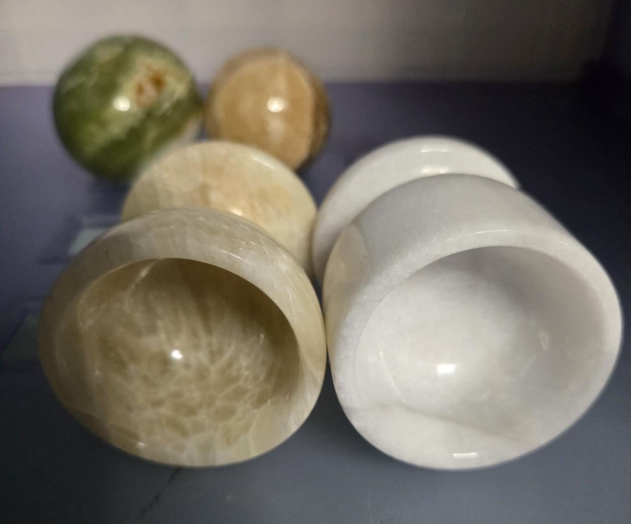 2 gepolijste stenen eieren ( onyx marmer) met eierdopjes