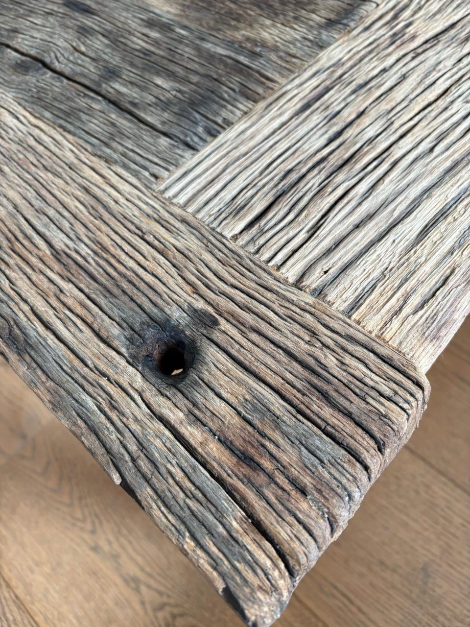 Salontafel van wagonhout met zwarte stalen poten