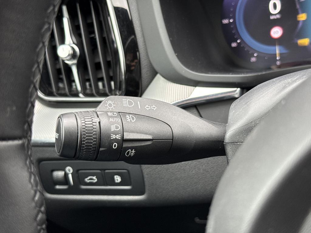 Volvo XC60 2.0 t6 plug-in hybrid awd plus dark r-design | pano | stoelverw.