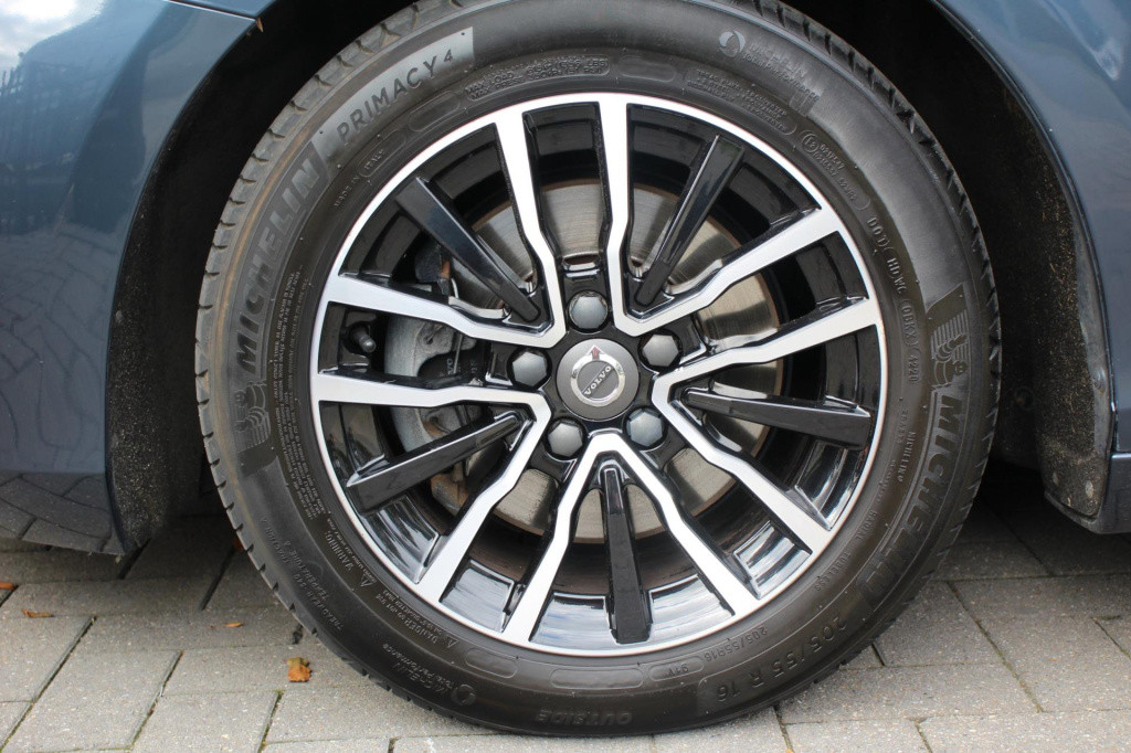 Volvo V40 2.0 t2 momentum - navi - cruise - grootlicht ass - led - pdc - st