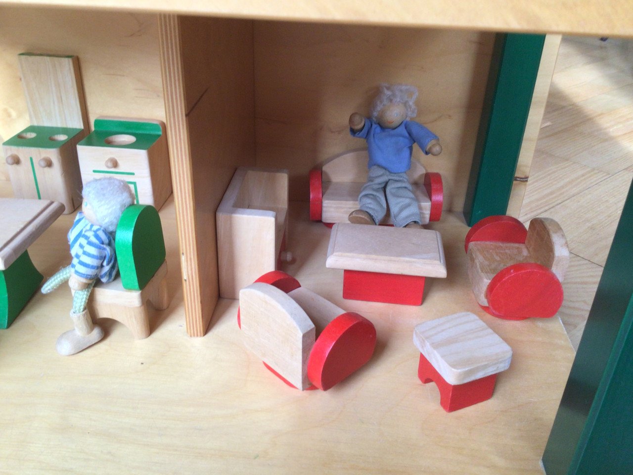 Houten poppenhuis met meubeltjes