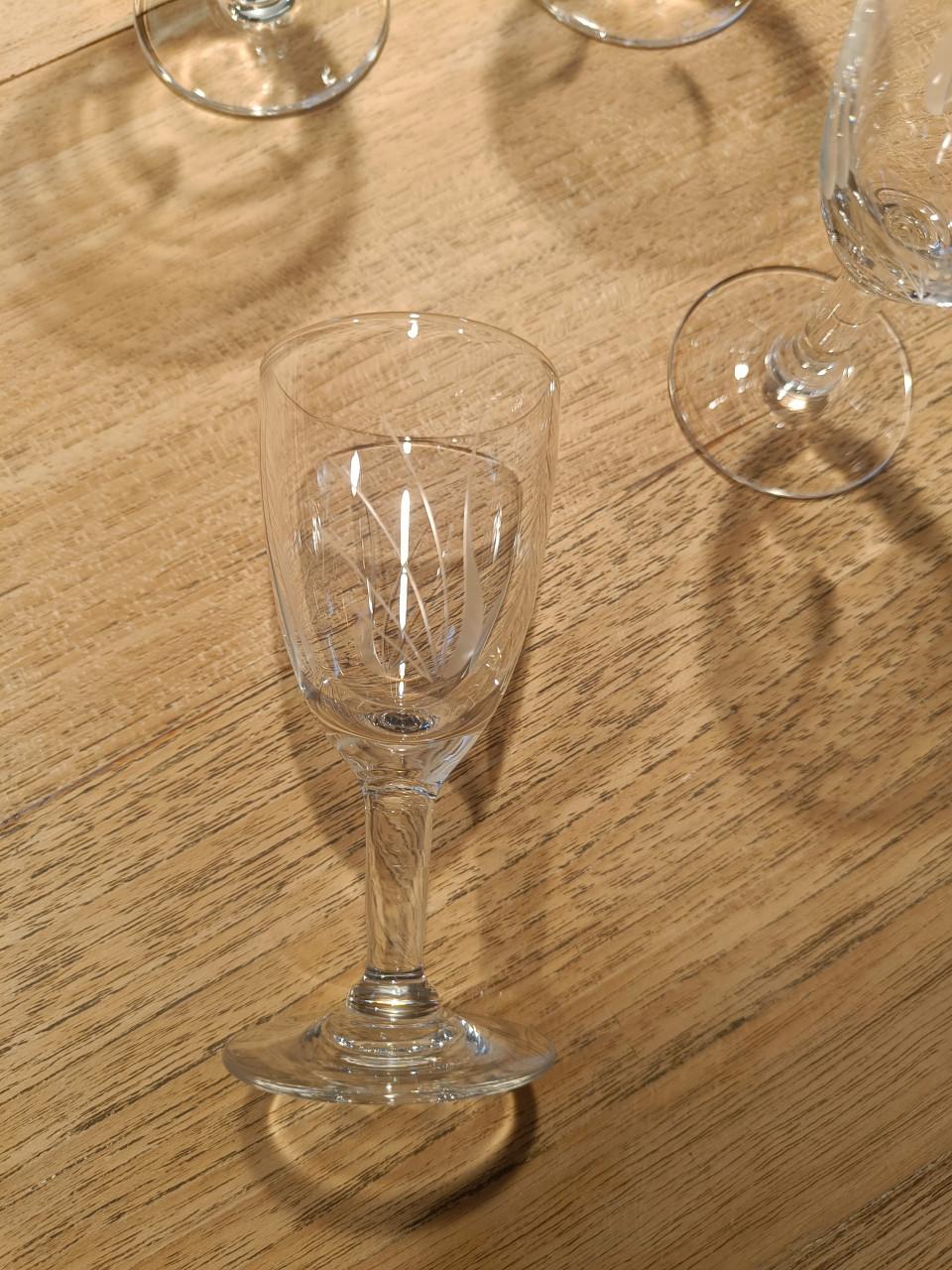 Fijne glazen, meerdere modellen, met gravering