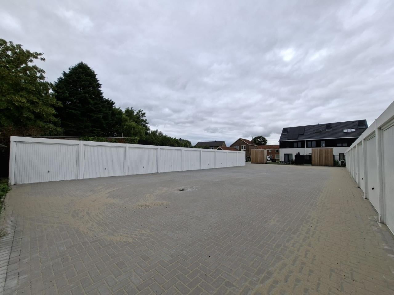 TE HUUR NIEUWE GARAGEBOXEN IN CLINGE