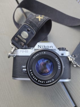 Werkende Nikon FG-20, 35 mm spiegelreflexcamera met een 50 mm E lens...