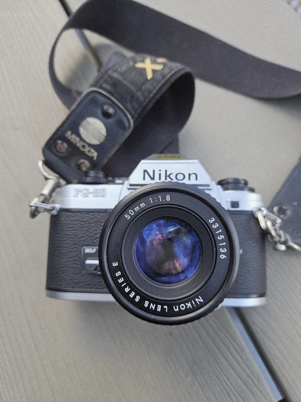 Werkende Nikon FG-20, 35 mm spiegelreflexcamera met een 50 mm E lens...
