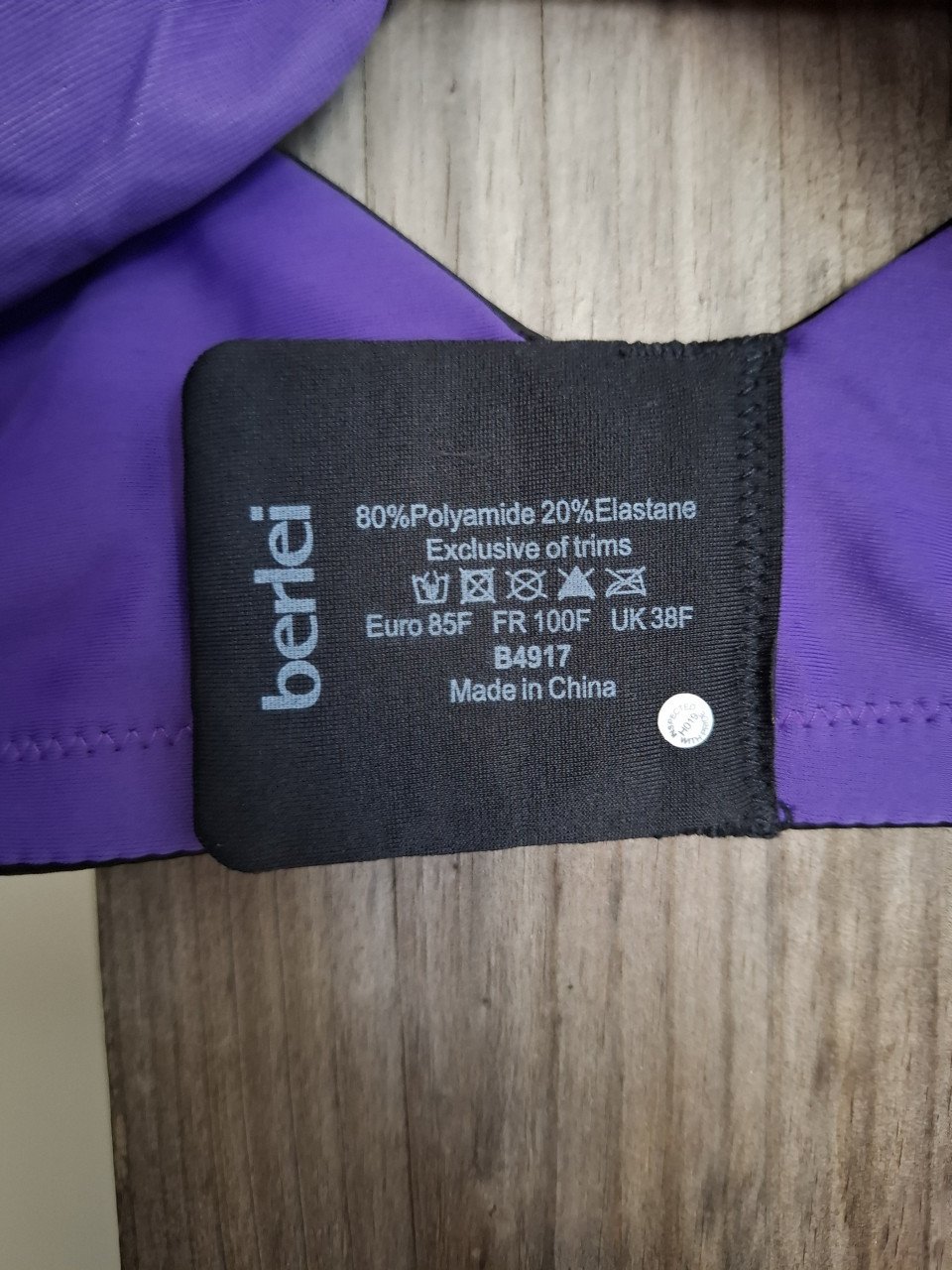 Berlei sport bh model B4917 85F zwart, gevoerd paars