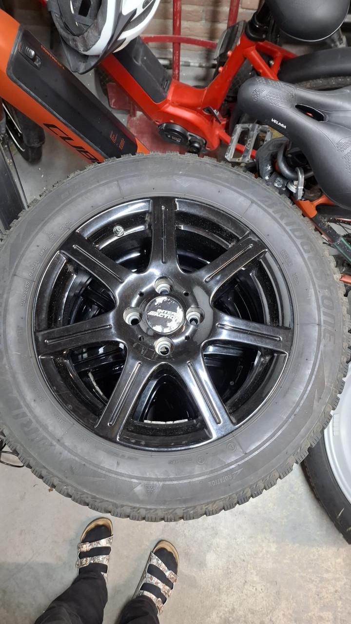 Winterbanden 185/65R15  met velgen steekmaat 4x100