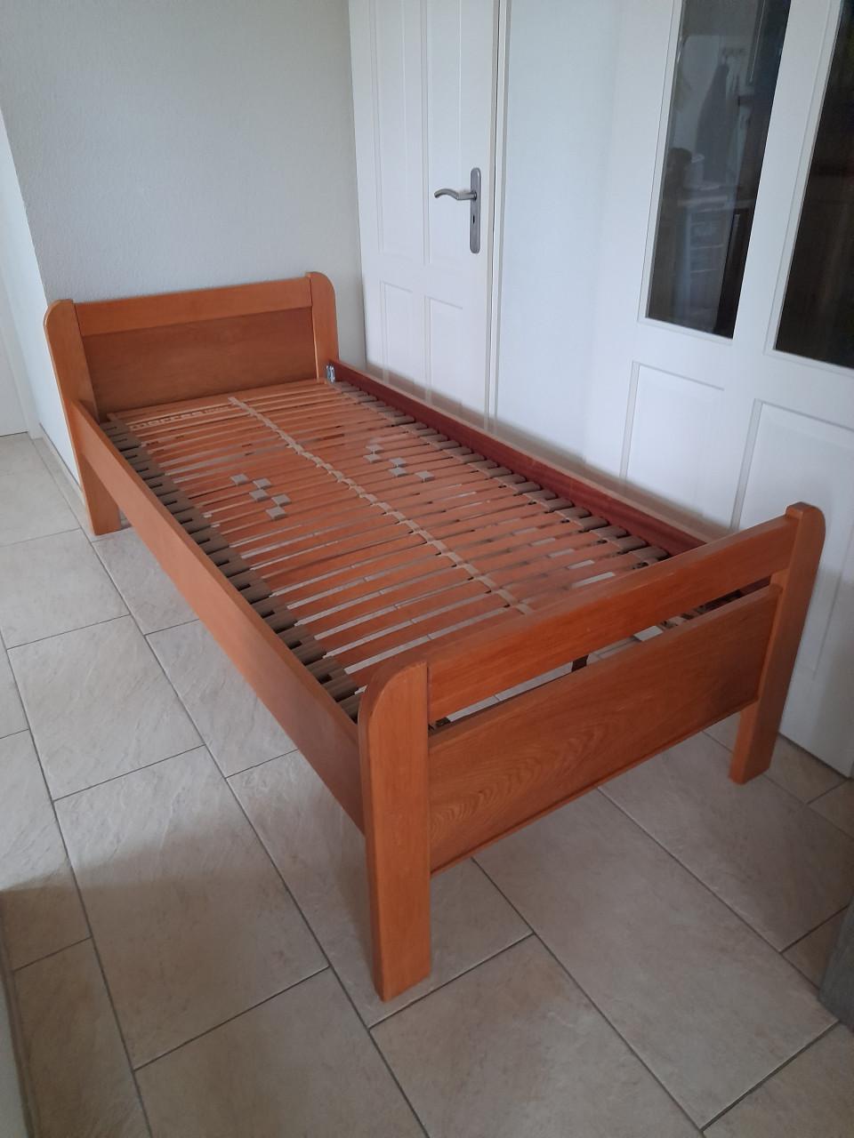 1 Persoons bed 90 x 200 met verstelbare lattenbodem (in goede staat)