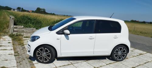 Volkswagen high up 2016 met lichtmetalen velgen en 71700 km van eerste eige