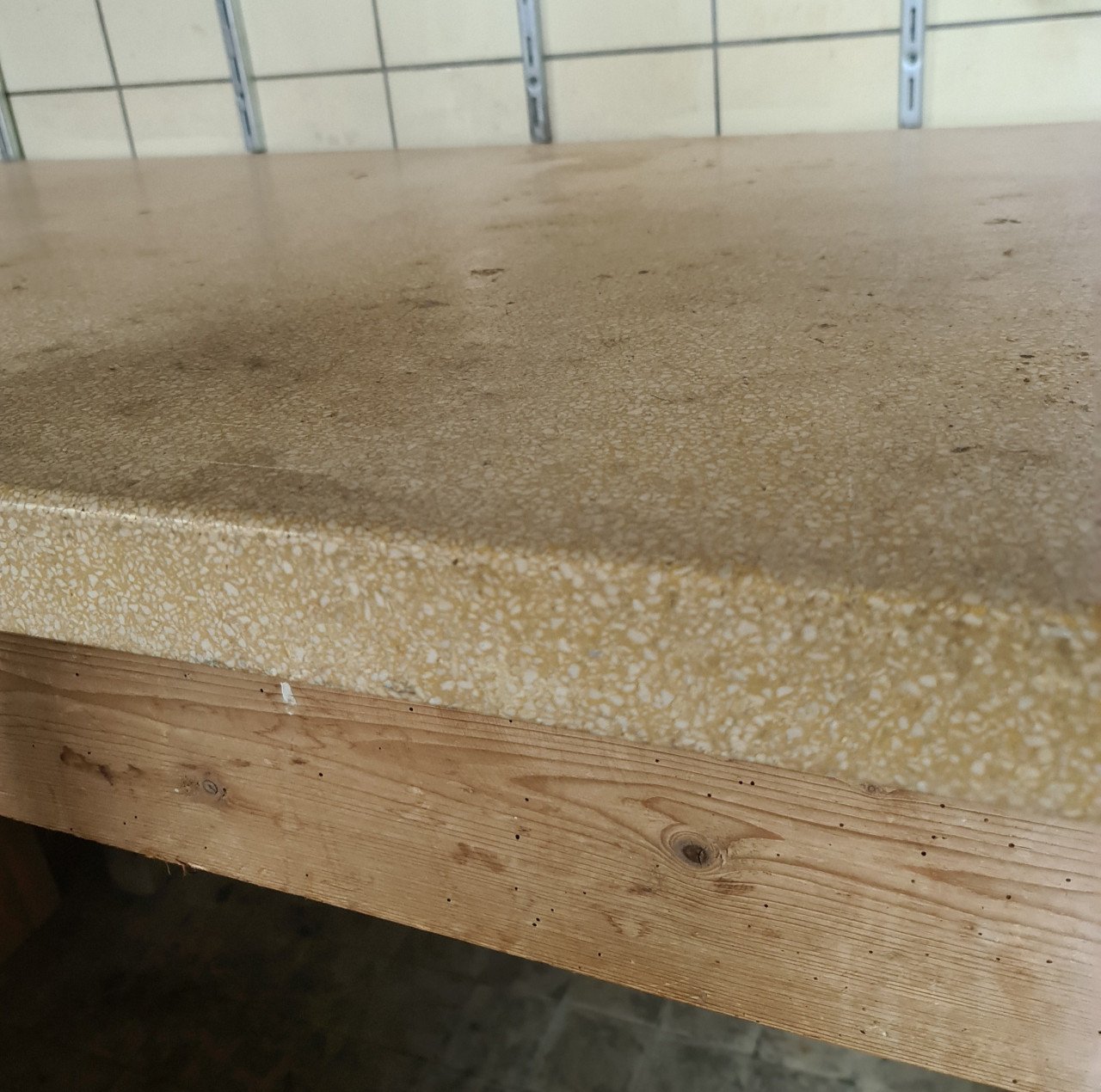 Slagers/werktafel met granitoblad uit slagerij jaren 50