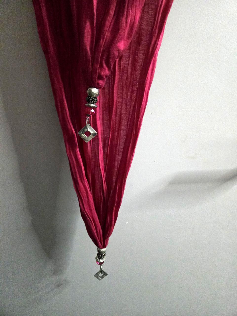 Fucshia boho-sjaal met prachtige bedels aan uiteinden. 120cm. Nieuw
