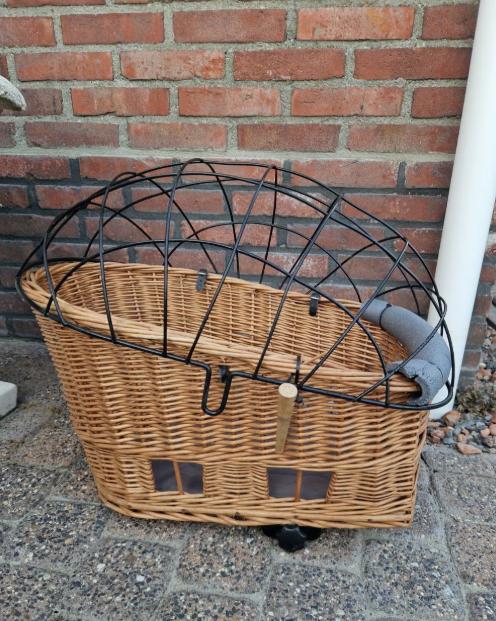 Rieten fietsmand voor hond