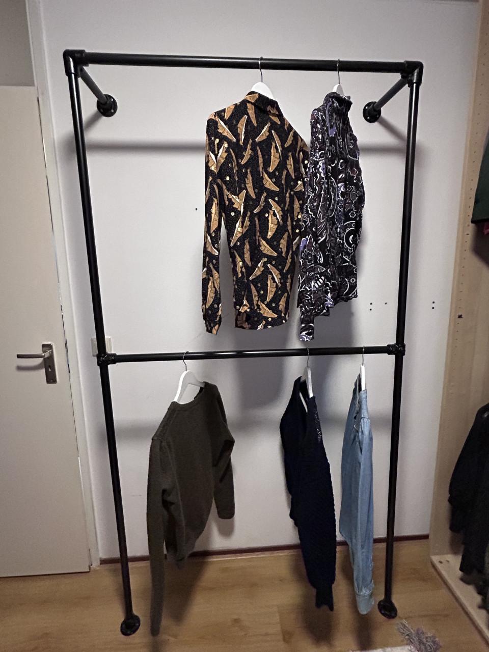 Kledingrek van steigerbuizen