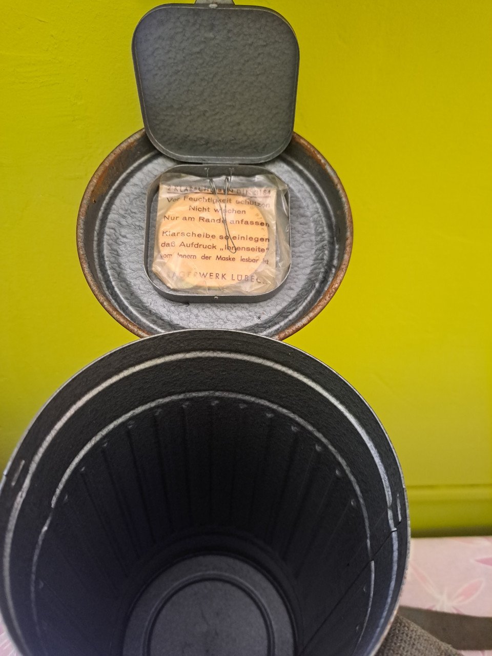 GASMASKER CONTAINER UIT WW2