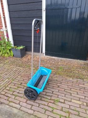 Strooiwagen gazon Gardena