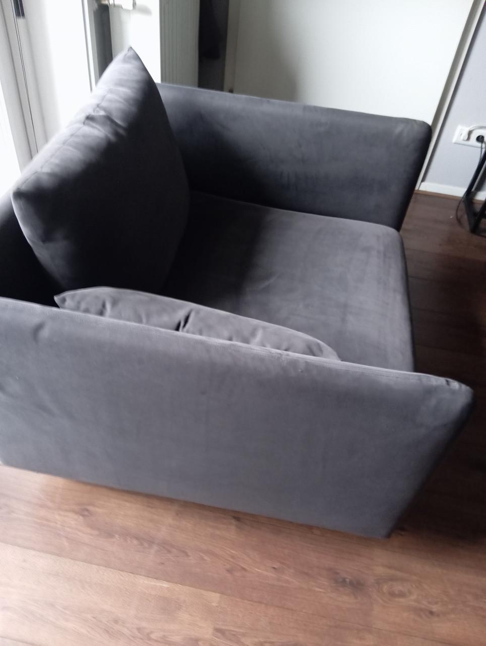 Kasten, fauteuils, lamp, poef, matras