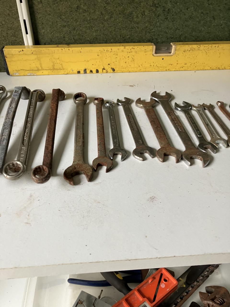 Te koop diverse handgereedschappen liefst in een koop