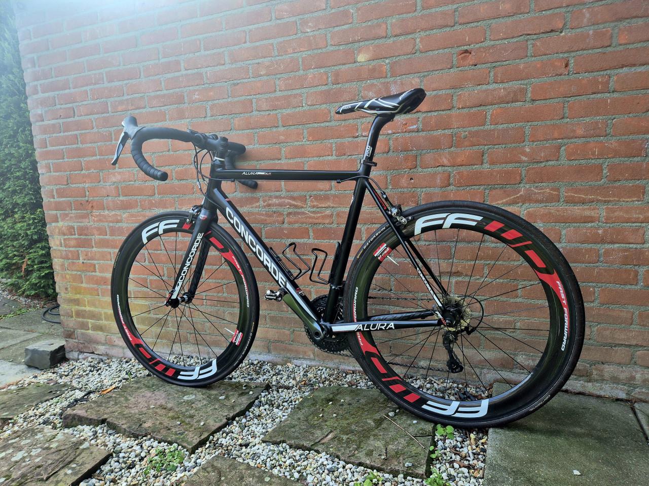 Concorde alura met handgespaakte carbon wielset