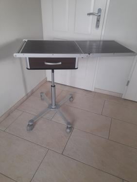 Nachtkastje Völker met verstelbaar tafelblad (verrijdbaar / verstelbaar