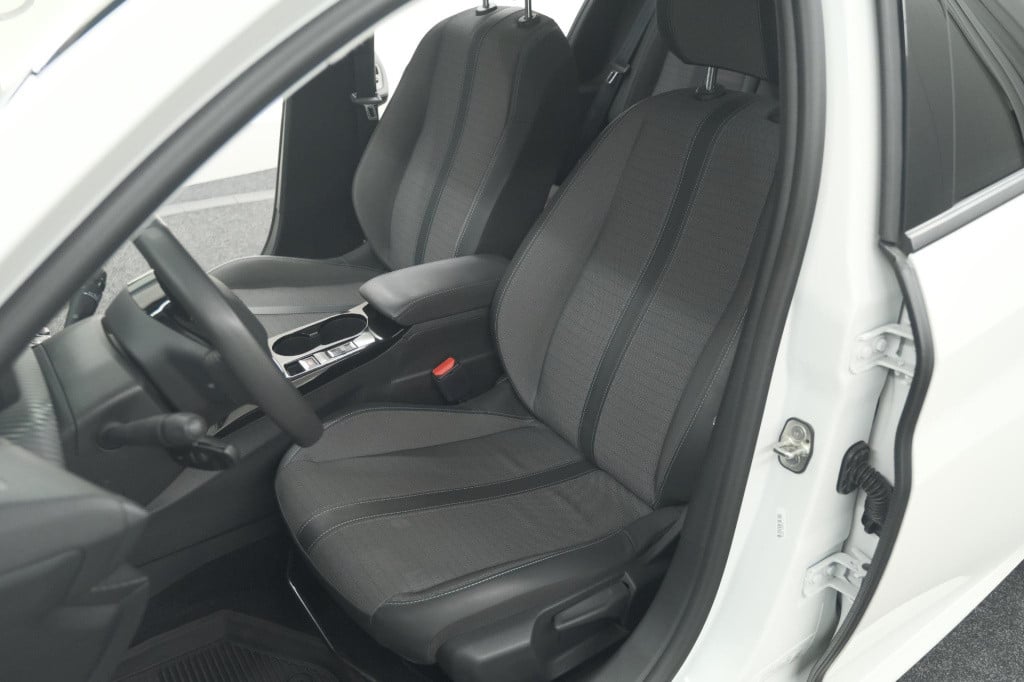 Peugeot 208 puretech 100 eat8 allure pack | camera | apple carplay | parkee