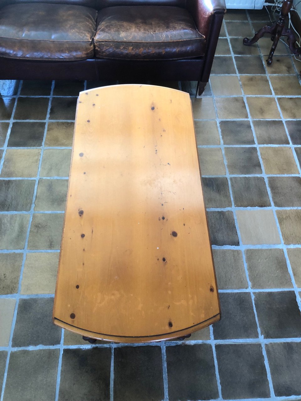 Ronde houten salontafel.