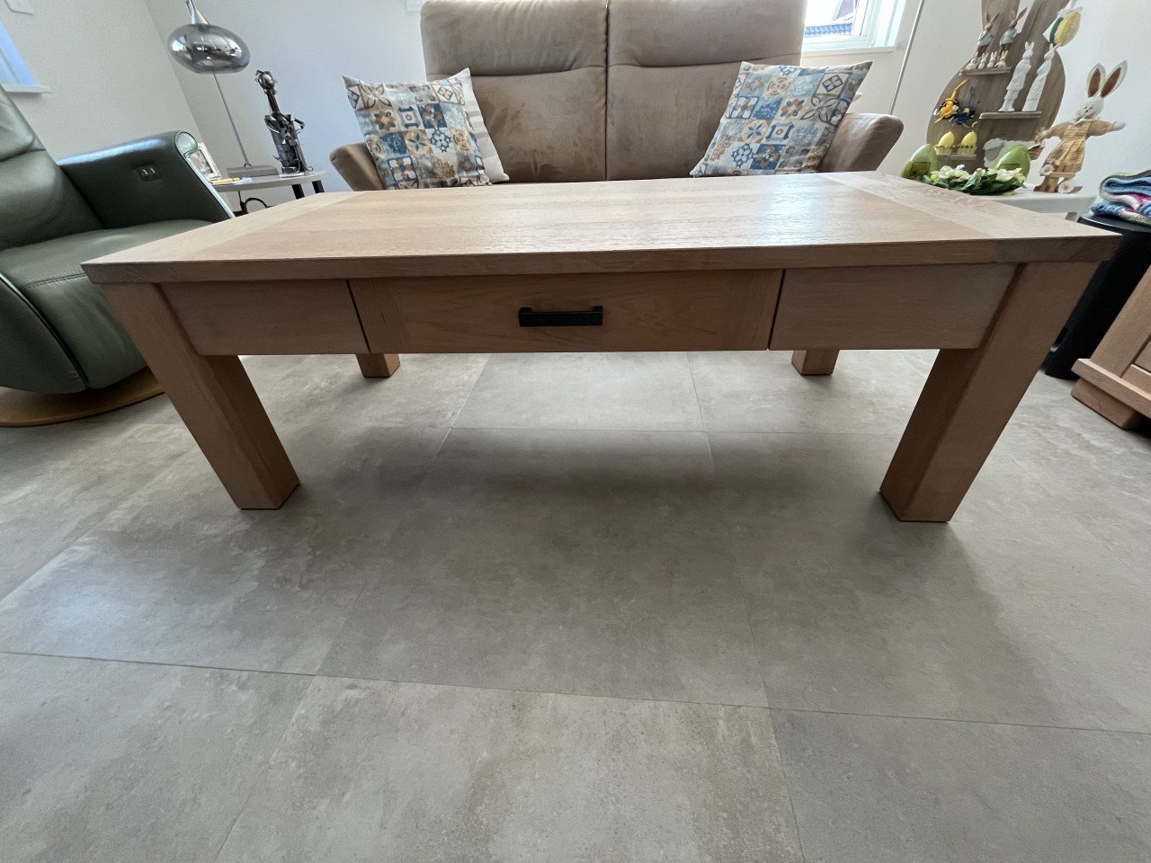 Te koop: een massieve salontafel van geschraapt licht eikenhout