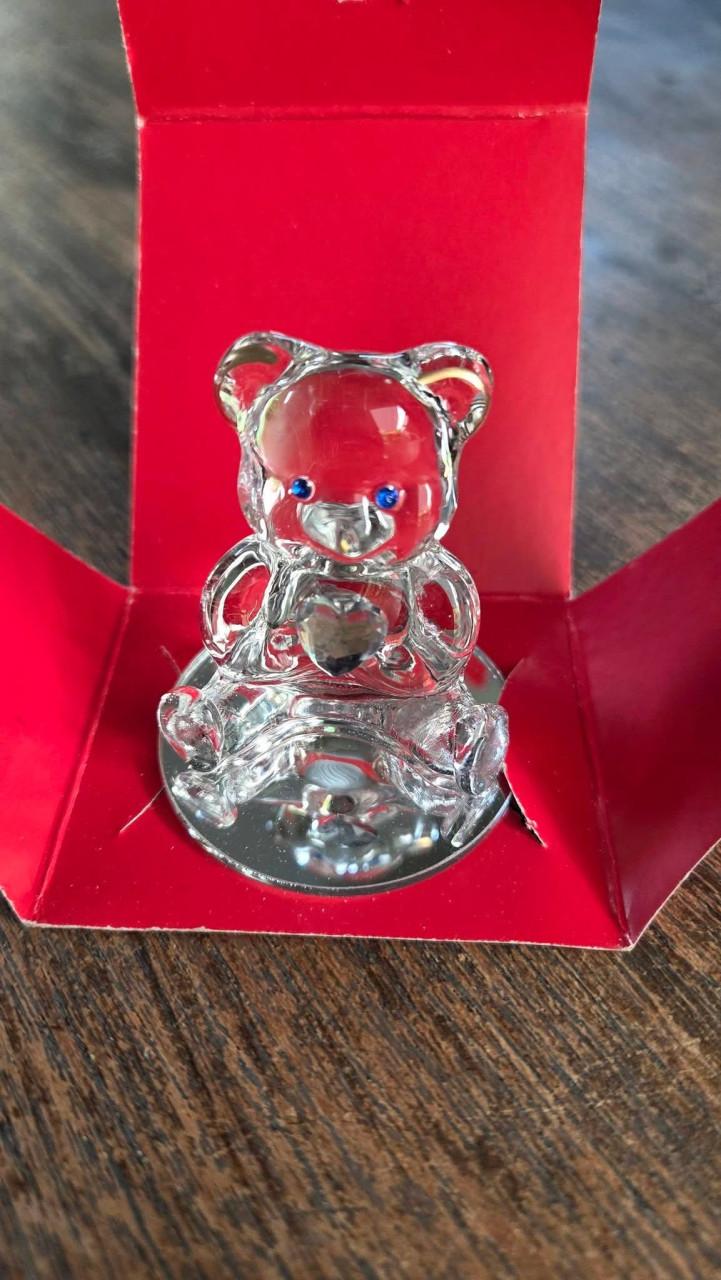 🥰 Schattig decoratief glazen beertje met een hartje.