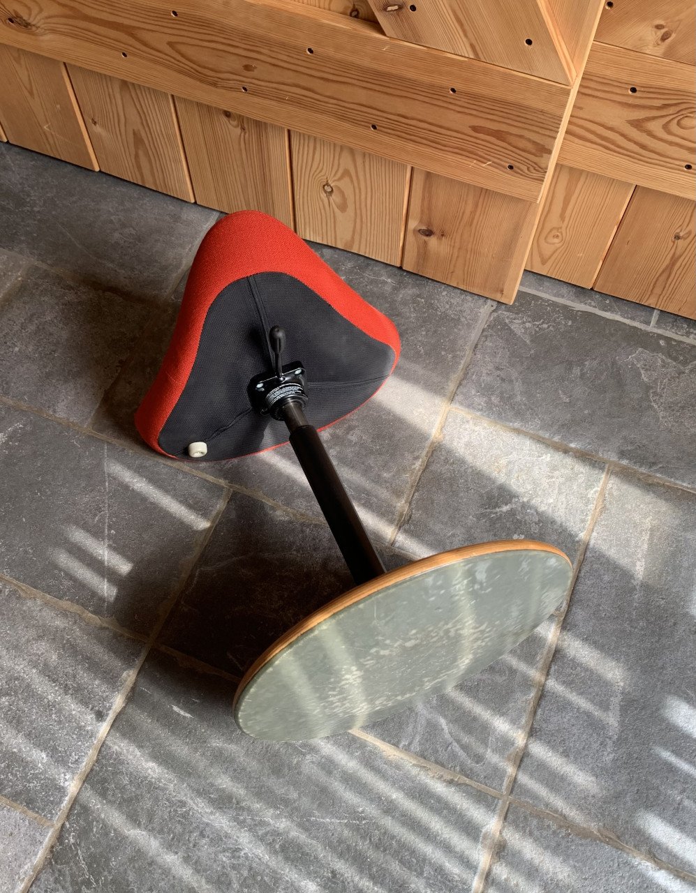 Varier Move balanskruk (Stokke) steenrood